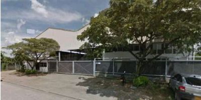 Magnífica BODEGA en Venta en el sector Acopi Yumbo. Con área del lote de 5.034 metros cuadrados y área construida de 3.692 metros cuadrados,  este inmueble se ingresa por una garita de vigilancia, puerta peatonal y tres puertas vehiculares. Tiene ingreso vehicular por lado y lado del inmueble, ofreciendo una gran capacidad de parqueo aproximadamente para 40 vehículos dentro de la propiedad. Al lado de la garita,  se encuentra una construcción, en el primer piso con dos oficinas,  batería sanitaria y en el segundo piso, amplia oficina. A un costado de la bodega, cuenta con 4 depósitos  independientes, tiene 3 puentes grúas de 5 toneladas cada una. La bodega es muy amplia como se puede apreciar en las fotos con triple altura. Siguiendo al fondo, a un lado, se encuentra otra construcción, con otra deposito o almacenamiento  en el primer piso y en el segundo piso, una plataforma. Frente a esta plataforma, en el otro costado, se encuentra otra oficina en el segundo piso y en el primer piso otra deposito adicional. Como podrán darse cuenta, ofrece un amplio espacio para cualquier tipo de negocio. No pierdas la oportunidad de adquirir esta propiedad única. ¡Contáctanos ahora para más información y agenda una visita! JM Inmobiliaria teléfono 6026610000