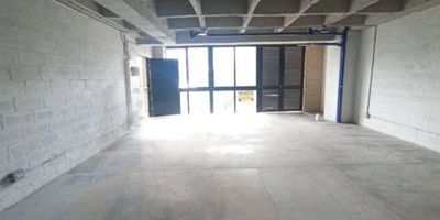 Local para arriendo, ubicada en estratégico sector industrial de la ciudad, ideal para almacenamiento, producción o distribución. Cuenta con un área total de 90 metros cuadrados, puerta camión para fácil carga y descarga, baño, y una altura de 4.80 metros que permite optimizar el espacio vertical. Dispone de energía trifásica de 75 KVA, distribuida eficientemente en tres niveles, lo que la hace perfecta para operaciones que requieren alta capacidad eléctrica. Para más información o agendar una visita, comunícate con nuestra línea de atención al cliente.