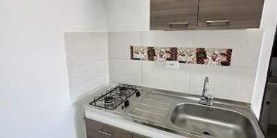 APARTAESTUDIO DE UN SOLO MABIENTE PARA EL ARRENDAMIENTO EN AVENIDA PARALELA,  Inmobiliaria Giraldo Castaño ofrece en arrendamiento  aparta estudio de un solo ambiente en sector del Hotel Carretero cerca a la Av. Paralela. Cuenta con amplio espacio , cocina semi integral, área de ropas, baño, calentador a gas pisos en cerámica.  Incluido parqueadero  para moto 