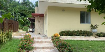 CASA EN VENTA, TURBACO

Casa loma, cuenta con un area de 200 mts casa, 150 mts pergolas, 600 mts lote, con la comodidad de 3 Alcobas, 4 Baños,  Cocina abierta, Cuarto y Baño de Servicio, Sala, Comedor, 3 Balcónes, Zona de barbecue y 2 Parqueaderos.

Codigo Wasi 9285216
