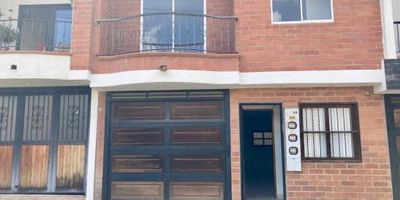 Apartamento para arrendamiento en el Carmen de Viboral ciudadela la palma, son 74 mts de comodidad y seguridad en un apartamento de dos alcobas con garaje o parqueadero interno, patio interno ubicado en una ciudadela abierta muy tranquila y segura, ubicado en el municipio del Carmen de Viboral  cercano al CDA que hay Ingresando al municipio un sector muy tranquilo con gran proyección es un primer nivel, con ingreso peatonal y vehicular. que esperas para conocerlo