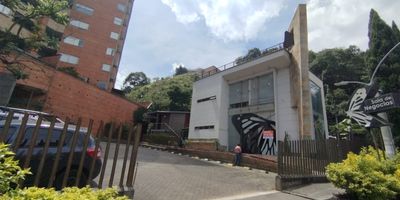 Oficina ubicada sobre via principal en Sabaneta, con un area total de 350m, ideal para empresas que buscan visibilidad y facil acceso. Cuenta con amplios espacios interiores, bien iluminados y funcionales, adecuados para areas de trabajo, salas de reuniones y oficinas privadas. Se encuentra en una zona estrategica, a pocos metros del centro comercial Aves Maria, lo que garantiza cercania a servicios, bancos y restaurantes. Dispone de una excelente zona de parqueo, facilitando el acceso para empleados y visitantes. Ideal para empresas que valoran la ubicacion, comodidad y accesibilidad. CANON $ 25.000.000 MAS IVA Y NO PAGA ADMINISTRACION 