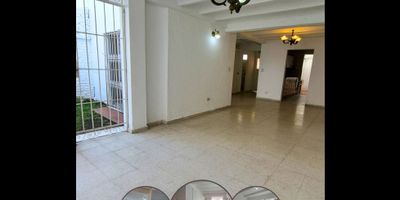 ? Venta de Casa en el Barrio La Flora – Norte de la Ciudad

Se ofrece en venta una excelente propiedad ubicada en el reconocido barrio La Flora, una zona residencial tranquila y de alta valorización al norte de la ciudad.

Características de la vivienda:
• 3 habitaciones amplias
• 3 baños
• 3 closets
• Balcón
• Patio
• 2 espacios de parqueadero externo

¡Esta es una excelente oportunidad de inversión!
