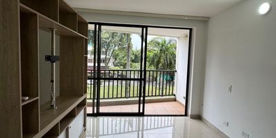 En Venta Apartaestudio en la flora ubicado en un Piso 4 con ascensor, a una cuadra del pricesmart, cerca de Centro Comerciales al norte de la Ciudad. tiene un area de 37 mts, Consta de dos Ambientes, Habitacion con vestir y baño privado,  Sala Comedor, Cocina integral tipo americana, zona de oficios, Parqueadero Comunitario. La unidad cuenta con Piscina, Salon Social, coworking, gimnasio, lavanderia y Zona Bbcue. Aprovecha esta excelente oportunidad y ubicacion privilegiada. Contactame! 3205791334.