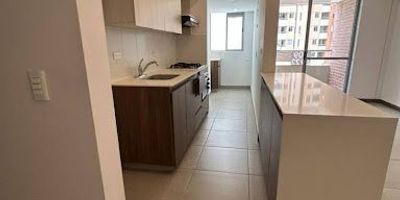 Se ofrece hermoso apartamento ubicado en unidad residencial cerrada, ideal para familias que buscan comodidad, seguridad y cercanía a servicios esenciales.                                                                                                                                                                                                Características del inmueble                                                                                                                                                                                               3 alcobas con excelente iluminación natural, la principal con baño privado. 2 baños completos, modernos y en excelente estado.Sala-comedor amplia y acogedora, perfecta para compartir en familia. Balcón con vista hacia las zonas verdes de la unidad.                     Cocina integral totalmente equipada, con muebles superiores e inferiores.