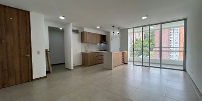 Apartamento en arriendo en unidad cerrada ubicada en un sector residencial, con  fácil acceso y salida a vías principales, rutas de transporte público, cerca a centros comerciales, supermercados y múltiples servicios complementarios de la zona.  Cuenta con piso en marmol, madera y cerámica, puerta de seguridad, sala y comedor independientes, estar de tv,  3 alcobas con vestier y baño en la principal, baño social, cocina integral cerrada tipo americano, alcoba y baño de servicio, zona de ropas, terraza y parqueaderos independientes cubiertos. Conjunto cerrado,con piscina, parques infantiles, zonas verdes, vigilancia y citofonía. 
inmueble sujeto a verificación de disponibilidad