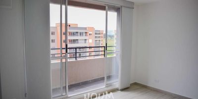 [ARR] ID HOUM: 154939

Entérate de todos los beneficios al arrendar con nosotros:
    • Asistencia e intermediación con el propietario
    • Firma tu contrato online
    • Arrienda sin burocracia, sin papeleos ni notarías

Departamento en arriendo, ubicado en el barrio Mosquera Centro, con una superficie construida de 48.00 m² y superficie total de 48.00  m². 

Sus principales características son:

    • No amoblado
    • 2 dormitorios
    • 1 baño
    • Admite mascotas
    • 1 parqueadero
    • Año de construcción: 2025
            
Además, el inmueble cuenta con las siguientes amenidades:

    • Salón de eventos
    • Vigilancia 24 hrs
    • Ascensor
    • Zona de juegos
    • Alberca
    • Gimnasio

Si arriendas con nosotros, te brindamos asesoría personalizada durante todo el proceso.

Requisitos para arrendar con nosotros:

    • Arrienda sin codeudor*, fácil, rápido y seguro
    • Demuestra un ingreso mensual neto de al menos 2.5 veces el valor del arriendo (los ingresos mensuales se pueden complementar por las personas que vivirán en este inmueble)
    • Completa tu información básica y mándanos tus extractos bancarios o documentos que demuestren tus ingresos
    • No debes tener reportes negativos en centrales de crédito
        

IMPORTANTE:

    • Te invitamos a agendar una visita a esta propiedad
    • Si tienes alguna duda por favor puedes solicitar más información desde los portales como también contactarte directamente con nosotros
    
Más que una inmobiliaria, somos Houm.
*Aplican T&C