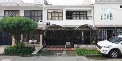 Se vende una interesante casa bifamiliar, barrio residencial Petruc, ubicada en zona oriente de la ciudad de Palmira, área  lote 107.15 M2, área construida 163 M2,  ideal para vivir y generar renta, ubicada en un barrio residencial tranquilo y de alta valorización. La propiedad cuenta con dos pisos de vivienda completamente independientes, cada uno con sus propios servicios públicos, brindando comodidad, privacidad y una excelente opción para rentar una de las viviendas o vivir en ambas.

Cada piso ofrece espacios  bien distribuidos,  se encuentra en muy buen estado de conservación.

¡Ideal para familias grandes, inversionistas o quienes buscan ingresos adicionales!

Apartamento  1 piso: cuenta con 3 habitaciones,  garaje interno, sala, comedor, patio luz, cocina, patio amplio de ropas, antejardin enrejado.
Apartamento  2 piso: cuenta con 3 habitaciones, sala, comedor, cocina, patio amplio de ropas, balcón, antejardin enrejado.