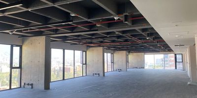 Oficina en venta en edificio empresarial con muy buena ubicación cerca a vias principales, centros comerciales, restaurantes, rutas de transporte publico y servicios complementarios.  Cuenta con piso en madera, 1 espacios, 6 baños, cocineta, techo cielo raso, cableado de red, aire acondicionado central, y parqueaderos cubiertos. Conjunto cerrado, ascensor, vigilancia 24 horas, parqueadero con costo, auditorio, baños comunales,  citofonia, CCTV. Inmuebles sujetos a verificación de disponibilidad