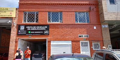 Excepcional casa bodega comercial, estrategicamente ubicada frente a la Carrera 28 A. Combina funcionalidad y comodidad en un solo lugar. Su estructura robusta de viga y columnas esta diseñada para perdurar. El inmueble se encuentra en excelente estado general, destacando su fachada bien conservada y acabados de alta calidad.

En su primer piso, encontrara una amplia bodega, ideal para operaciones comerciales. Se complementa con un baño y una alcoba con baño interno, ademas de un practico area de almacenamiento.
El segundo piso alberga un acogedor apartamento que ofrece un equilibrio perfecto entre trabajo y vida personal. Cuenta con cinco alcobas, un baño, sala comedor y cocina, proporcionando un espacio residencial comodo y funcional.
Este inmueble no solo ofrece una distribucion versatil, sino tambien una ubicacion privilegiada. Tiene facil acceso a vias principales como la Avenida Calle 72 y la Avenida Carrera 30 Ciudad de Quito, facilitando el movimiento para clientes.