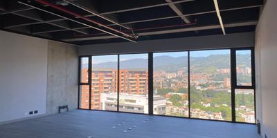 Oficina en venta en edificio empresarial con muy buena ubicación cerca a vias principales, centros comerciales, restaurantes, rutas de transporte publico y servicios complementarios.  Cuenta con piso en madera, 1 espacios, cableado de red, aire acondicionado central y parqueadero cubierto. Conjunto cerrado, ascensor, vigilancia 24 horas, parqueadero con costo, auditorio, baños comunales,  citofonia, CCTV.Inmuebles sujetos a verificación de disponibilidad