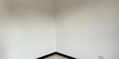 Apartamento en arriendo en unidad cerrada ubicada cerca a vías principales, mall, supermercados, colegios, entorno campestre y tranquio, con conexión a rutas de transporte público y multiples servicios complementarios del sector. Cuenta con piso en porcelanato, puerta de seguridad, sala comedor, estar de tv, 3 alcobas con closet y baño en la principal, baño social, para un total de 2 baños, cocina integral abierta tipo americano, cuarto útil, zona de ropas, balcon y parqueadero independiente cubierto .Conjunto cerrado con ascensor y zonas sociales que incluyen piscina, gimnasio, salón social, parques infantiles, placa polideportiva, zonas verdes, vigilancia y portería 24 horas, citofonía y circuito cerrado de tv.
inmueble sujeto a verificación de disponibilidad