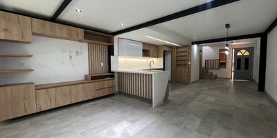 Casa venta en unidad cerrada cerca a la iglesias  y con facil acceso desde la av el Poblado, entorno muy tranquilo y rural, de poco ruido. Piso en ceramica, dos niveles, sala comedor, estudio. 3 alcobas con baño en la principal, cocina integral abierta tipo americano, balcon y parqueaderos paralelos cubiertos. Piscina, gym, salón social, parque infantil, placa deportiva, zonas verdes, vigilancia 24 horas, y circuito cerrado de tv.  
inmueble sujeto a verificación de disponibilidad