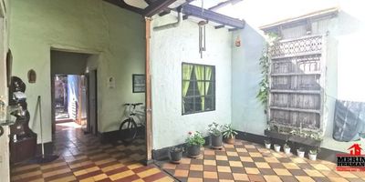 Venta de casa lote ubicado en un excelente sector de Occidente Barrio Cristóbal Cerca al Colegio Salazar Herrera sector muy tranquilo. Cuenta con un frente de 10 metros con un fondo de 23 metros, mixtura baja permiten 7 unidades de vivienda, la propiedad cuenta con 3 alcobas, 4 baños y cocina sencilla.