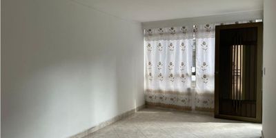 Venta de casa de 140 m2,  consta de 4 habitaciones amplias, dos baños completos, sala , comedor independiente y cocina integral, dispone de patio en el primer piso, garaje ( un vehículo), y área de zona de ropa techada , con pisos de cerámica y ventanas con marcos de aluminio.

Ubicada a pocos minutos de centros comerciales, escuelas, hospitales y transporte público de fácil acceso.

¡Contáctanos y agenda tu visita hoy mismo!

Recuerda que te ayudamos en todo el proceso de tu crédito de vivienda!

