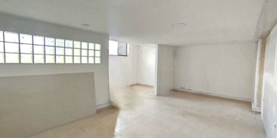 El lugar perfecto para tu negocio esta aqui! Este local comercial, ubicado estrategicamente cerca del iconico Parque Las Araucarias en Santa Rosa de Cabal, es ideal para emprendedores que buscan visibilidad, comodidad y una ubicacion privilegiada.

Con un diseno versatil y funcional, este espacio se adapta a diferentes tipos de negocios, ofreciendote la oportunidad de crear un ambiente atractivo para tus clientes. Su cercania al parque, una de las zonas mas concurridas y turisticas de la ciudad, garantiza un flujo constante de visitantes, perfecto para impulsar tu proyecto.

Ya sea que estes pensando en abrir una tienda, un cafe, un restaurante o cualquier otro tipo de comercio, este local tiene todo lo que necesitas para destacar y hacer crecer tu negocio.

No dejes pasar esta oportunidad unica! Contactanos ahora y agenda tu cita para conocer este increible local. Es el lugar donde tus ideas se convertiran en exito!