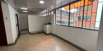 ¿Buscas el lugar perfecto para tu negocio? Tenemos una oficina comercial de 66 m² en arriendo, estratégicamente ubicada en el centro de Pereira. ¡Ideal para alto tráfico de clientes!