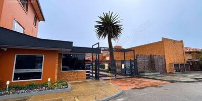 Disfruta de 156 m2 de diseño contemporáneo y acabados de lujo, en un entorno tranquilo y exclusivo a solo minutos de Bogotá.

Tres niveles con espacios amplios, funcionales y llenos de luz natural.
primer nivel, sala comedor con chimenea, cocina abierta remodelada, patio interior con techo corredizo, zona de lavanderia, cuarto y baño de servicio, baño social. 

segundo nivel, family room o estudio, 2 alcobas, baño, terraza. 

tercer nivel, cuarto principal con walking closet, y baño y terraza privada

Ubicada en conjunto cerrado con vigilancia, parque infantil, salón social y amplias zonas verdes.

