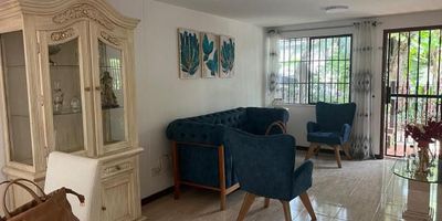 Esta hermosa casa unifamiliar, ubicada en un sector muy tranquilo y acogedor. Con un área de 123 M2 distribuidos en 2 niveles donde encontramos amplia sala comedor, patio interior, garaje independiente, cocina integral, zona de ropas, estudio, 4 alcobas. La principal cuenta con baño privado con bañera, vestier y balcón. Un baño social en el primer piso y otro en el segundo piso.

Está ubicada en unidad abierta cerca al hospital del municipio.