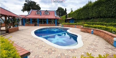 ? Casa Campestre de Alta Proyección en Santa Rosa de Cabal – Uso Residencial y Productivo

? Ubicación: A tan solo 10 minutos del casco urbano de Santa Rosa de Cabal, Risaralda
? Área del lote: 6.300 m²
? Distancia a la estación de Policía: 400 metros
? Estado jurídico: Propiedad libre para escriturar, con documentación al día
? Modalidad de venta: A puerta cerrada (con dotación completa)
? Permutas: Se aceptan propiedades como parte de pago

Esta casa campestre representa una oportunidad única en el corazón del Eje Cafetero, ideal para vivienda de alto confort, emprendimientos turísticos o desarrollo agroproductivo. Su privilegiada ubicación rural, con transporte público frecuente y cercanía al casco urbano, la convierte en una propiedad con excelente conectividad sin perder la tranquilidad del entorno natural. Su proximidad a la estación de Policía refuerza el valor en términos de seguridad.

? Casa Principal

Diseñada para el confort y la funcionalidad, la vivienda principal cuenta con:


 
 Sala, comedor y cocina en espacios independientes
 
 
 1 habitación principal con baño privado
 
 
 2 habitaciones auxiliares con acceso a balcón y vista al entorno natural
 
 
 Altillo en proceso de remodelación (ideal para oficina, habitación o zona de entretenimiento)
 
 
 Pisos en ceramica de gran formato de alta calidad
 
 
 Sistema de agua caliente en duchas, lavamanos y cocina
 
 
 Sistema de alarma y videovigilancia con cámaras de seguridad cubriendo toda la propiedad
 
 
 Corredores en los cuatro costados que facilitan ventilación natural y conexión con el exterior
 


? Zonas Sociales y Recreativas


 
 Piscina climatizada
 
 
 Baño completo y cuarto de máquinas
 
 
 Quiosco social totalmente dotado con:

 
  
  Cocina a gas, cocina industrial y cocina de leña
  
  
  Horno a gas
  
  
  Comedor y nevera
  Perfecto para eventos familiares, restaurante campestre o actividades turísticas.
  
 
 


? Casa