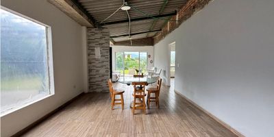 Casa campestre en venta para terminar de construir, a solo 5 minutos de Circasia, Quindío.

Ubicada en un terreno de 1.089 mts2, con 268 mts2 construidos hasta la fecha, esta propiedad es ideal para quienes desean personalizar su hogar en entorno campestre y tranquilo.

El diseño contempla:

* 3 habitacione

* 1 Estudio

* 2 baños completos y 1 baño social

* cocina amplia

*Zona para gimnsio

*Zona BBQ

* Zona de ropas independiente

* Parqueadero para 4 vehiculos

La propiedad ya cuenta con:

* Gas domiciliario instalado

* Servicio de acueducto

* Sistema de iluminación 

* Pozo séptico aprobado por la CRQ

* Juego de planos estructurales avalados por la Alcaldia de Circasia

* Diseño estructural sólido y aprobado

Su estado actual permite al comprador terminarla segun su estilo y necesidades, aprovechando su excelente ubicación y pontencial arquitéctonico. Una excelente opción de inversión en el corazón del Eje cafetero. con proyección residencial o turística.

CONTACTAME

318-4228674
