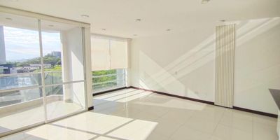 Apartamento en arriendo en Galicia en unidad cerrada, cerca a restaurantes, rutas de transporte público y servicios complementarios de la zona. Cuenta con salacomedor, pisos en porcelanato, tres habitaciones, dos baños, cocina integral en mesón de mármol, estufa, calentador a gas y zona de ropas. La unidad posee de un parqueadero cubierto, ascensor, piscina, gimnasio, salón comunal, sauna turco, parques infantiles, placa polideportiva y zonas verdes. Además cuenta con circuito cerrado de tv, vigilancia y portería las 24 horas. Inmueble sujeto a verificación de disponibilidad.