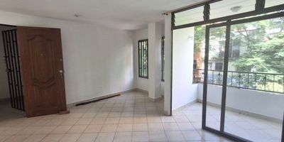 Codigo 27723. ? Apartamento en arriendo ubicado en Medellín sector La America ? Características del Inmueble:* 4 Habitaciones, 3 closet* 2 baños* Sala* Comedor* Cocina cerrada integral * BalcónCerca al Colegio Salazar Y Herrera, Tiendas D1 y Tienda La Vaquita.