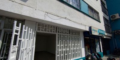 Ofrecemos en alquiler local comercial con excelente ubicación sobre la CL 5, cerca de la CR 66. Cuenta con: Amplio salón y un baño. Valor de la administración incluida. (MA-028).