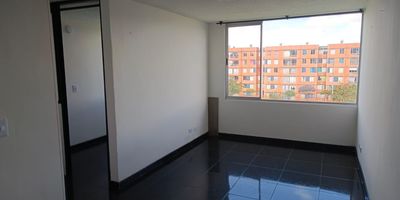 Apartamento para arriendo ubicado en la zona de ciudad verde, Soacha en unidad residencial completa con 26 torres de 6 pisos cada una con 4 apartamentos por piso. El apartamento se encuentra en el piso 2 En el podras disfrutar espacios comodos, amplios y luminosos.  Cuenta con 3 habitaciones, 1 bano, sala comedor, cocina semi integral y zona de ropas. Tiene cercania al colegio Brighton, universidad uniminuto, centro comercial prado verde, parroquia sagrados corazones de Jesus, supermercado olimpica y buen acceso a transporte publico.