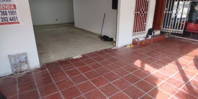 Descubre este amplio local ubicado en una zona privilegiada de la ciudad. Con 68 metros cuadrados y 1 baño, este espacio ofrece infinitas posibilidades para tu negocio. Su ubicación estratégica garantiza una alta afluencia de clientes potenciales. No pierdas la oportunidad de establecer tu negocio en este lugar único. Contáctanos para más información y agenda una visita. ¡Haz de este local el nuevo hogar de tu emprendimiento!