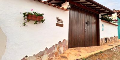 Hermosa casa en Zapatoca, cuenta con 4 habitaciones, 3 baños, cocina abierta, sala, comedor, 2 jardines, parqueadero privado techado, vista a la serranía de los yariguies.