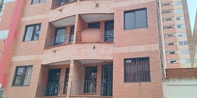 Descubre este acogedor y funcional apartamento de 70 mt, ubicado en una excelente zona residencial de Bello, con acceso a transporte, comercio y servicios esenciales.

Tu nuevo hogar te espera .

Este apartamento es ideal tanto para vivir como para invertir. Su excelente distribución aprovecha cada metro cuadrado, ofreciendo comodidad, funcionalidad y un ambiente acogedor.

Características del inmueble.

3 cómodas alcobas, ideales para tu familia.

2 closets funcionales para mantener todo en orden.

Sala comedor amplia e iluminada, perfecta para compartir en familia.

Cocina integral con red de gas, moderna y práctica para tus preparaciones diarias.

Zona de ropas independiente, para mayor comodidad y organización.

2 baños completos, con excelente distribución.

Balcón con buena vista y ventilación natural.

Piso en cerámica, fácil de limpiar y mantener.

No dejes pasar esta oportunidad de tener el espacio que tu familia merece.
Agenda tu visita hoy mismo y enamórate de tu nuevo hogar