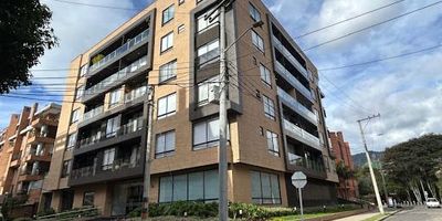 Se arrienda apartaeestudio en Santa Barbara; con excelentes acabados, cocina abierta con mesón en Quarzo grande, baño social, lavandería independiente, un mueble divide la sala de la alcoba, un baño privado, amplio closet y un balcón. Un garaje independiente. El edificio es reciente y cuenta con una gran terraza con BBQ y gimnasio, sala de espera amplia y dotada. Cerca a parques y al centro comercial Unicentro, tiene el comercio de la calle 122 a la mano donde se encuentran restaurantes, gimnasios, tiendas de ropa, de bicicletas, víveres, etc.