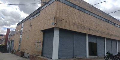 Bodega-local, oficinas de tres niveles área total de 1.500 mts,  área primer piso 640 mts para vitrina comercial o bodega doble altura, área mezanine 146 mts con oficinas para uso administrativo, área semisótano 715 mts para bodegaje con 16 parqueaderos con uso exclusivo, iluminación natural y artificial, área de comedor con mesón y lavaplatos, una batería de baños con 2 sanitarios y un lavamanos, pisos en baldosa de trafico pesado, techos falsos, sótano con 3 espacios, zona de bodega, cuarto de basuras, 2 baterías de baños dama y caballeros. rampa a parqueaderos. zona de descargue,  instalaciones hidráulicas, eléctricas, tablero eléctrico, puerta metálica tipo cortina  frente a carrera 10 Diagonal a la estación Ciudad Jardín,  buena ubicación comercial ideal para tipo de negocio grande como almacenes de cadena, empresas, venta de vehículos automotriz.