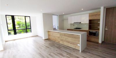 Apartamento para estrenar, rodeado de naturaleza, lugar acogedor para descansar, tiene un área de 107 m, con salón comedor, balcón, 2 alcobas con clóset y baño cada una, clóset de linos, cocina integral abierta con red de gas, zona de ropas independiente, baño social, 2 parqueadero y cuarto útil.

Urbanización con zonas verdes, salón multiple, parqueadero de visitantes, zona de mascotas, sauna, turco, jacuzzi, gimnasio, sendero ecológico, juegos infantiles, portería 24/7, ascensor.
