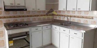 ¡Vívela a lo grande en Suramérica – Itagüí!Casa unifamiliar en arriendo | 270 m² de amplitud y confortBuscas una casa con espacio de sobra y en un sector privilegiado? Esta joya está ubicada en Suramérica, cerca al D1 y con excelentes conexiones Distribución pensada para tu comodidad:3 alcobas amplias4 baños (¡nada de filas en las mañanas!)2 closets1 VestierSala y comedor independientesEspaciosa biblioteca o estudioCocina integral con horno, perfecta para los foodiesAmbientes iluminados y muy ventiladosZona tranquila, residencial y estratégica. Ideal si quieres vivir con privacidad, pero cerca de todo. ¡Agenda tu cita y descubre por qué este puede ser tu próximo hogar!