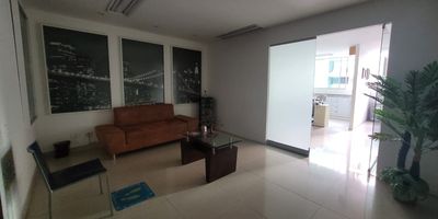 Consultorio u oficina en venta en centro empresarial con fácil acceso desde avenidas principales, servicios complementarios y rutas de transporte publico. Ubicación estrategica sobre via principal. Cuenta con piso en porcelanato, 4 espacios, baño privado, cocineta, cableado de red, techo cielo raso, aire acondicionado central, area de procedimientos, area de recepcion y parqueadero cubierto  El edificio cuenta con ascensor, auditorio, bahia de parqueo, baños comunales, vigilancia 24 horas, citofonia,  planta eléctrica y circuito cerrado de tv. inmueble sujeto a verificación de disponibilidad
