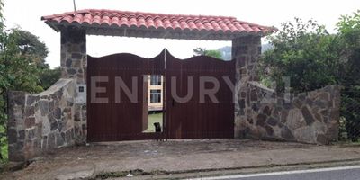 ???? Hermosa Casa Quinta en Condominio Rancho Grande – San Francisco, Cundinamarca
Ubicación privilegiada:
A tan solo 45 minutos de Bogotá por la autopista Bogotá–Medellín, a 2,4 km de San Francisco – Supatá, dentro del exclusivo Condominio Rancho Grande.

Características del lote y la propiedad:

???? Área del lote: 2.308 m²

???? Área construida: 206 m² en 2 niveles

????️ Clima templado, perfecto para el descanso

Distribución interior:

4 alcobas

2 baños

Sala de doble altura

Comedor

Cocina integral

Sala de TV

Zona de lavandería

Cuarto de servicio con baño

2 terrazas

Zona BBQ

Extras que enamoran:

???? Árboles frutales

???? Corral y jaula para animales

???? Espectacular vista panorámica

Entorno natural que ofrece paz, privacidad y conexión con la naturaleza

Ideal para:
Vivir o descansar los fines de semana, desconectarse del ritmo capitalino y disfrutar de la tranquilidad del campo en un lugar seguro y privilegiado.