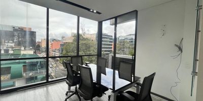 Arriendo  Vendo Oficina amoblada de 160m2, vista exterior e iluminación natural. Ubicada en el barrio Country, en piso  5 de edificio corporativo. La oficina cuenta con recepción, 12 puestos de trabajo, 4 oficinas cerradas, cableado estructurado, cocineta, cuarto de rack, aire acondicionado y cuatro parqueaderos privados, un deposito. El edificio cuenta con lobby de doble altura, tres  ascensores de 10 pasajeros, planta eléctrica de suplencia total, equipo de presión constante, , un auditorio de reuniones para cuarenta y cinco personas, terraza y cocineta para uso de empleados, batería de baños para hombres y mujeres en cada piso, vigilancia 24/7, control de acceso con tarjetas electrónicas y torniquetes tanto para personas como para vehículos. En los alrededores encuentran parques públicos, restaurantes, zona bancaria y amplia zona comercial. Excelentes vías de acceso como la Carrera Once y Carrera Quince. Transporte público SITP. y Transmilenio.