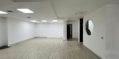 Arriendo Oficina  de 108 m2, vista exterior e iluminación natural. Ubicada en el barrio Chico Norte, en piso 4  de edificio corporativo. 3 oficinas cerradas, 
principal con baño privado, sala de juntas, cableado estructurado, cocineta, cuarto de rack, aire acondicionado y dos  parqueaderos privados. El edificio cuenta con lobby de doble altura, cuatro ascensores de 10 pasajeros, planta eléctrica de suplencia total, batería de baños para hombres y mujeres en cada piso, vigilancia 24/7, control de acceso con tarjetas electrónicas y torniquetes tanto para personas como para vehículos. En los alrededores encuentran parques públicos, restaurantes, zona bancaria y amplia zona comercial. Excelentes vías de acceso como la Carrera Once y Carrera Quince. calle 100 Transporte público SITP.