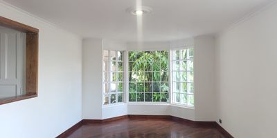 Casa en arriendo y venta en unidad cerrada cerca a colegios, iglesias, centros comerciales. Entorno muy tranquilo de poco flujo vehicular. Piso en madera, puerta de seguridad, chimenea ,sala comedor independientes, estudio, estar de tv, 4 alcobas con baño en la principal, baño social para un total de 4 baños, cocina integral abierta tipo americano, alcoba y baño de servicio, balcon, terraza y parqueaderos paralelos cubiertos. Conjunto cerrado, vigilancia 24 horas, citofonia y circuito cerrado de tv.
 inmueble sujeto a verificación de disponibilidad