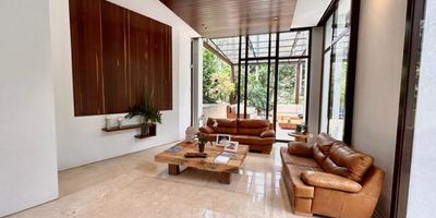 Casa en condominio ubicada en el oeste, barrio Aguacatal, dos niveles, estrato 5, área: 566 mts2. Consta de sala comedor, terraza con piscina privada. Cuatro habitaciones, estar de tv, aire acondicionado, seis baños, cocina integral tipo americano, alcoba del servicio con baño, balcón, depósito, estudio, zona de lavandería. En condominio campestre. Privado. Con zona verde.