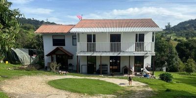 Presentamos esta acogedora casa campestre a 1km del club de golf La Cima, en La Calera. Esta encantadora casa cuenta con 3 alcobas más una alcoba de servicio y está conectada con la naturaleza, es una casa para quienes buscan vivir al rededor de un ambiente natural, disfrutando de aire puro y de los maravillosos sonidos de lo silvestre, un entorno perfecto para una familia; para padres jóvenes con niños pequeños que quieran dar a sus hijos el lujo de crecer en un entorno sano, natural, lleno de belleza y calidad de vida. Este es el lugar perfecto para una vida conectada con la tendencia actual, volviendo a lo básico; a la reunión con la madre tierra y su fuente inagotable de vida y belleza. La casa cuenta con agua propia, gas propano, casa del árbol, bosque nativo, parqueadero para suficientes carros, para cuando te visiten y todo lo necesario para vivir una BUENA VIDA.
IMPORTANTE; vehículo alto, apto para terreno campestre.
Pida su cita ya y haga un regalo invaluable a su...