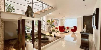 Vendo espectacular casa en Pance. Moderna y con espacios muy amplíos. Consta de sala, comedor, cocina integral, tres habitaciones, todas con baño, baño social, cuarto del servicio con baño, sala de tv, piscina privada, zonas verdes, zona Bbq, gimnasio, bar. Visita con cita previa.