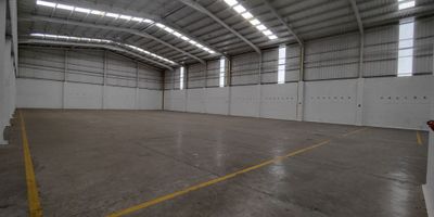 CODIGO INTERNO 27195 Descubre esta impresionante bodega ubicada en una de las zonas más exclusivas de la ciudad. Con una extensión de 1300 metros cuadrados, este espacio ofrece infinitas posibilidades para tu negocio. Con un diseño moderno y funcional, cuenta con 1 baño y una distribución que se adapta a tus necesidades. Su ubicación estratégica garantiza fácil acceso a importantes vías de comunicación. No pierdas la oportunidad de hacer crecer tu empresa en este lugar único. ¡Contáctanos para más información!