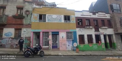 LOTE DE 195 M2, CON FRENTE 7.80M * 25M DE FONDO CON CONSTRUCCIÓN DE 305.90 M2, CUENTA CON USOS DE VIVIENDA (4 PISOS) COMERCIO TIPO 1 DOTACIONAL TIPO 1. EDAD DE CONSTRUCCIÓN 56 AÑOS,