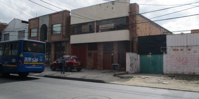 BODEGA PARA REESTRUCTURAR, EL AREA DE BODEGA ES DE 420 M2, CON UN AREA CONSTRUIDA DE 640 M2, EL LOTE TIENE 10M DE FRENTE * 42M DE FONDO, CUENTA CON SERVICIOS PUBLICOS, USO MULTIPLE (VIVIENDA, COMERCIO, INDUSTRIAL) CON EXCELENTES VIAS DE ACCESO COMO LA AUTOPISTA NORTE Y LA CALLE 170. 37 AÑOS DE CONSTRUIDO