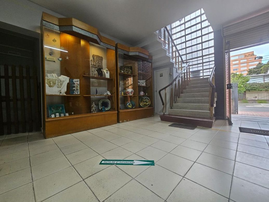 Casa de 12 alcobas en venta en Quinta Camacho, Bogotá, 714 m² · foto 3 de 19