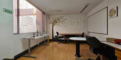 OFICINA INTERIOR MUY ILUMINADA, CUENTA CON DOS ESPACIOS DE ZONA LIBRE PARA OCUPAR, LA OFICINA CUENTA CON UN BAÑO PRIVADO, CUENTA CON UN PARQUEADERO.  ED. DE SIETE PISOS, DOS ASCENSORES, PARQUEADEROS VISITANTES, SALÓN MÚLTIPLE ,TERRAZA,COMEDOR PARA PERSONAL OFICINAS,CUENTA CON HORNOS MICROONDAS Y LAVAPLATOS.