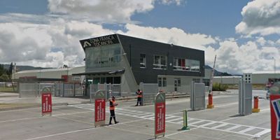 LOTE CON FRENTE 13.85M * FONDO DE 65M.  ONCE PARQUEADEROS PARA USO DE LA BODEGA. ALTURA DEL PORTON 12.5M, PISO DE ALTA RESISTENCIA,  PRIMER PISO: 536.88 M2: CONSTA DE UNA BODEGA TRIPLE ALTURA, COCINETA Y DOS BAÑOS. SEGUNDO PISO 60.12 M2: CONSTA DE UNA OFICINA. TERCER PISO 105.05 M2: CONSTA DE DOS OFICINAS Y UN SALÓN. CUENTA CON LICENCIA DE CONSTRUCCIÓN EXPEDIDA MEDIANTE RESOLUCION No. 250 DEL 6 DE OCTUBRE DE 2014, EXECIÓN DE IMPUESTOS, SISTEMA ELECTRICO MEDIANTE PANELES SOLARES, PLANTA ELECTRICA DE SUPLENCIA TOTAL, CARGA ELECTRICA 45 KWA, SISTEMA DE PROTECCION CONTRA INCENDIOS. NO TIENE INSTALACION DE GAS, ACCESO PARA TRACTOMULAS,9 AÑOS DE CONSTRUIDA